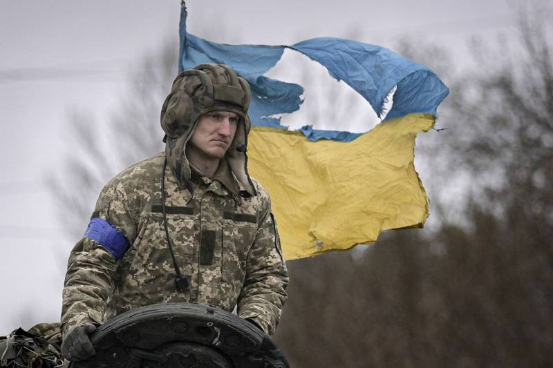 隨著烏克蘭軍隊收復基輔週邊地區，俄軍在佔領期間濫殺平民的證據也逐漸浮現。圖為烏軍士兵。（路透）