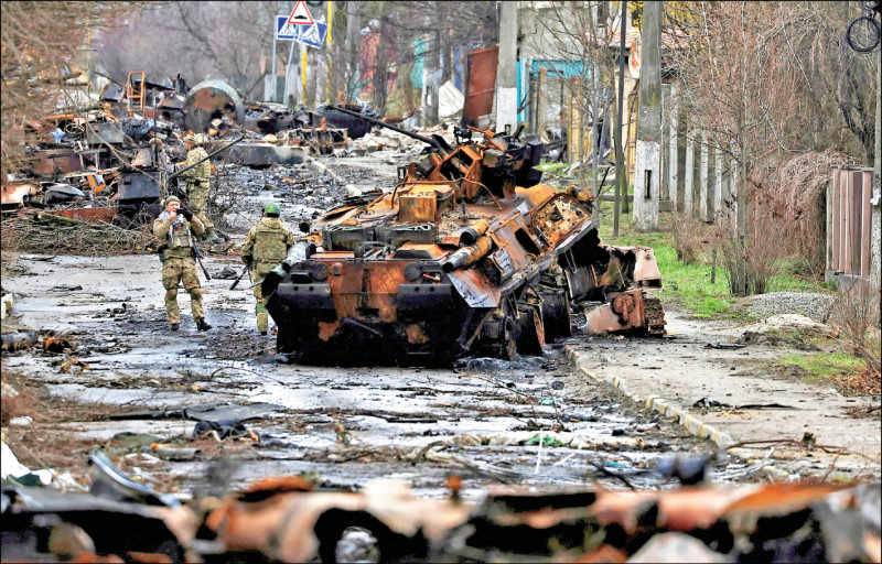布查镇满目疮痍，被摧毁的俄军坦克及装甲车横陈街头。（路透）(photo:LTN)