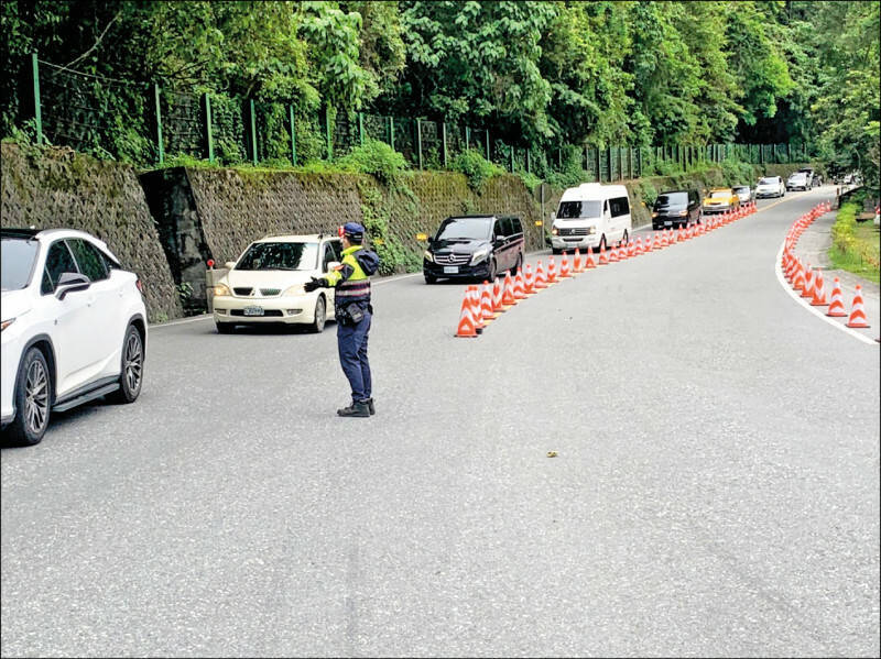 花蓮新城警分局派員疏導蘇花路廊交通。（新城警分局提供）