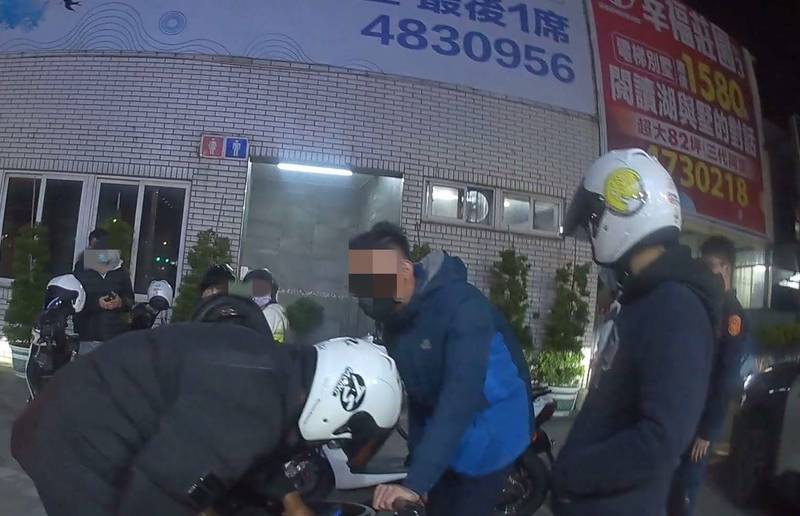 大園警方4日凌晨在大園區台15線及台61線、66線平面道路沿線實施「口袋戰術」，總計攔查汽機車40餘輛、取締12件違規。 （記者鄭淑婷翻攝）