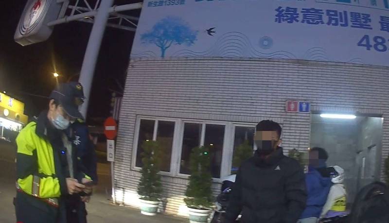大園警方4日凌晨在大園區台15線及台61線、66線平面道路沿線實施「口袋戰術」，總計攔查汽機車40餘輛、取締12件違規。 （記者鄭淑婷翻攝）