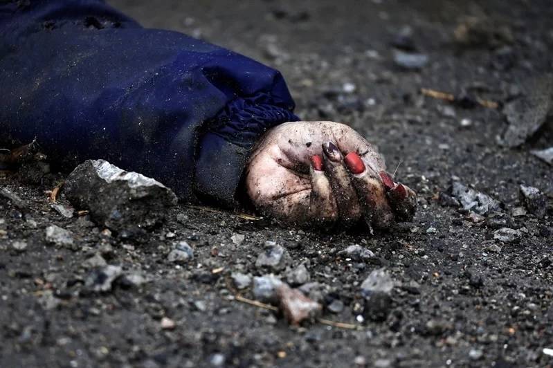 乌军收复基辅郊区布查镇后，赫然发现街道尸首遍地。目击者说，这正是俄国犯下战争罪的证据。（路透）(photo:LTN)