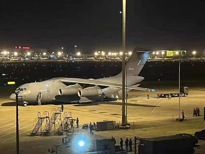 解放軍「運-20」運輸機抵達上海虹橋機場。（圖擷取自微博）