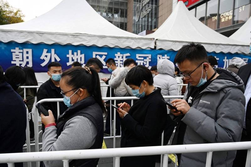 中国疫情吃紧，康希诺生物、石药集团及中国国药集团中国生物等3家公司近日先后宣布，自家研制的新疫苗获准临床试验。图为北京市民众排队接种疫苗。（法新社资料照）(photo:LTN)