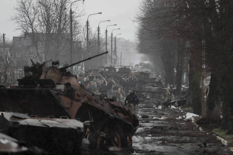 烏軍在收復基輔郊外布查鎮時，驚見平民橫屍街頭的慘狀，怒控俄軍過去在該地區屠殺無辜平民。（歐新社）