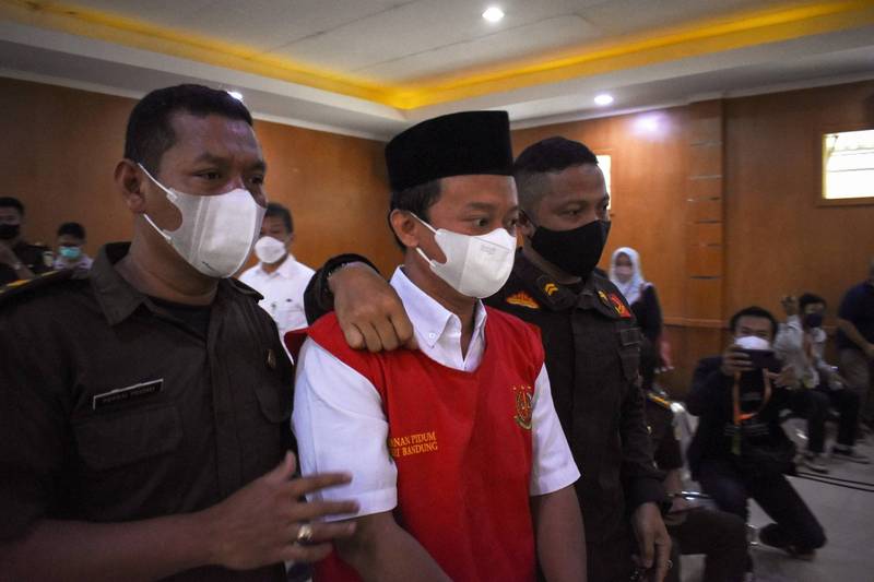印尼狼師（見圖）涉嫌性侵13名女學生，其中8名受害者甚至因此懷孕，原本被判無期徒刑，經上訴後，高等法院4日判處他死刑。（法新社）