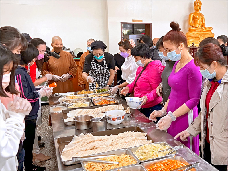 越南等新住民朋友體驗清明節應景美食潤餅製作方式。（移民署南投縣服務站提供）