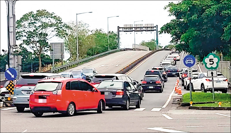 國五頭城交流道昨天已湧現北返車潮。（警方提供）