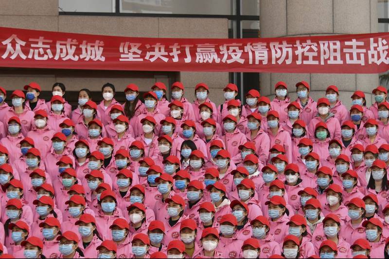 中國山東省濟南市的醫護人員，3日準備前往上海支援抗疫。（美聯社）