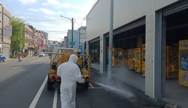 外縣市本土確診病例足跡到苗栗縣頭份市，環保人員加強清消。（圖：苗栗縣政府提供）