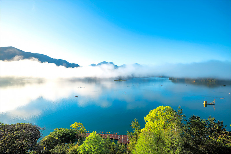 日月潭雨過天晴，一甩近日陰雨天氣，澄淨湖面倒映山巒，再現天空之鏡美景。（陳姓民眾提供）