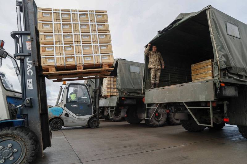 美國先前宣布援助烏克蘭8億美元（約新台幣229億元）物資，其中包含大量軍火，目前已送達烏國。圖為今年2月美援物資送抵烏克蘭。（路透）
