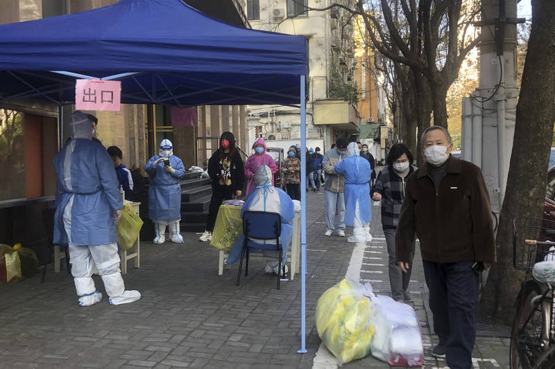 中國武漢肺炎疫情近日迅速升溫，據中國國家衛生健康委員會指出，昨日新增本土病例1173例，以及1萬5239例無症狀感染，單日新增本土案例逾1.6萬例。（美聯社）