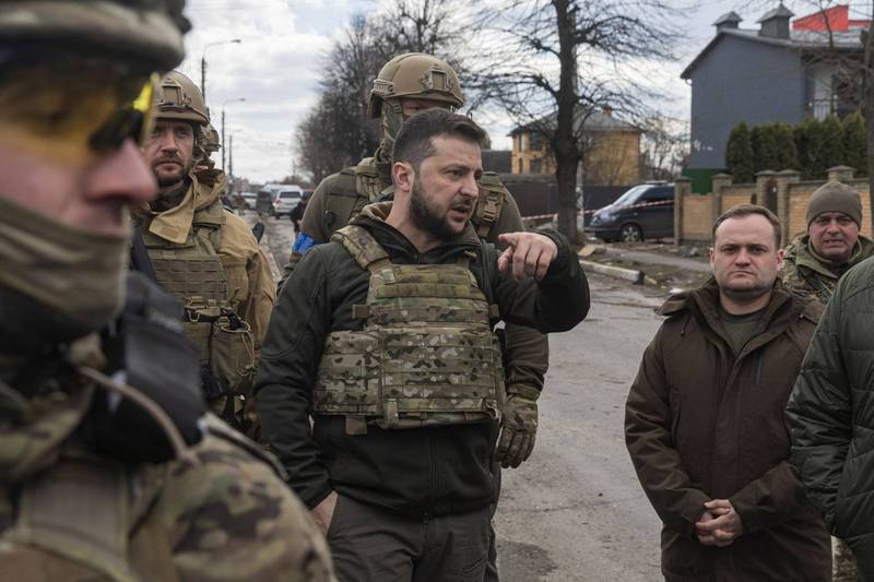 澤倫斯基表示，在其他被烏克蘭軍隊解放的城市中，平民傷亡可能會比布查更高。圖為澤倫斯基前往布查視察。（路透）