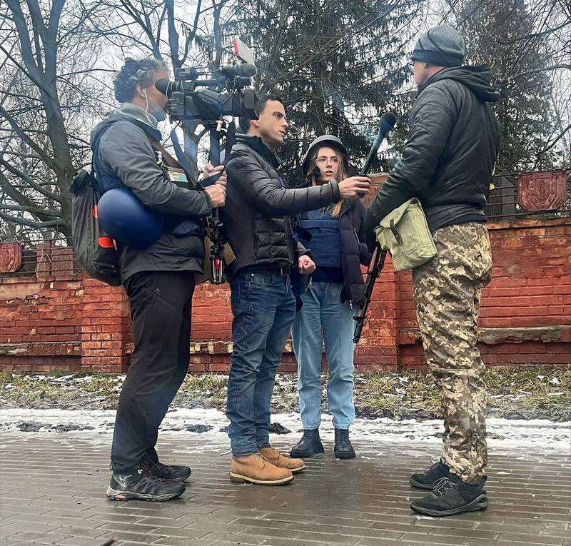 烏克蘭政府表示，自俄軍入侵以來，已有18名記者在烏克蘭遇害。圖為在烏克蘭遇襲喪生的《福斯新聞》攝影記者札克塞夫斯基（左一）和烏克蘭記者庫夫希諾娃（右二）。（路透）