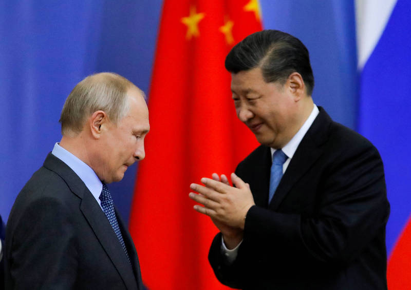 外媒刊文指出，中俄外長本次會面顯示中國國家主席習近平決意與俄羅斯總統普廷攜手對抗西方民主陣營，但也有專家認為，中國現階段的作法無疑鑄下大錯。（路透）