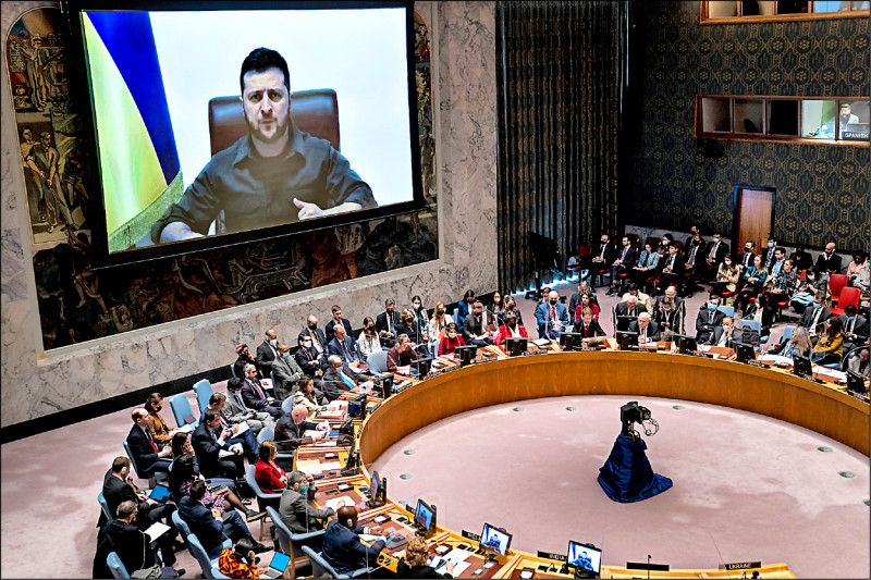 乌克兰总统泽伦斯基5日向联合国安全理事会发表演说，他提议成立类似二次世界大战后的纽伦堡大审，让俄国军方接受战争罪审判。。（美联社）(photo:LTN)