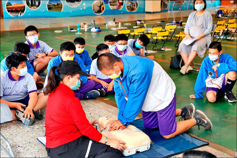 嘉義市府推動國中新生CPR（心肺復甦術）及AED（傻瓜電擊器）操作訓練，今年自三月十六日到四月二十八日，在八所國中舉辦研習及認證訓練課程，總計十七個場次，預計可訓練一千九百五十五人次。
（圖：嘉義市政府提供，文：記者王善嬿）