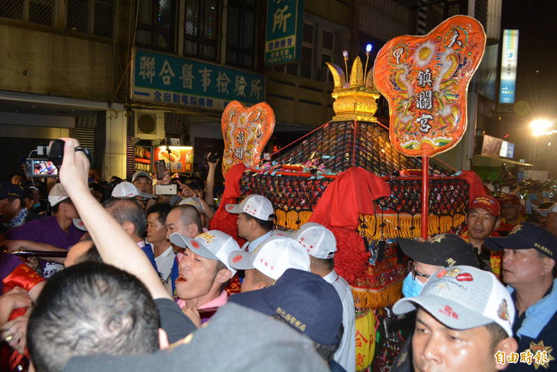 大甲鎮瀾宮媽祖過境彰化縣頻傳推擠，彰化警方維安經驗豐富，雲林縣警局為此首度向彰化縣警局取經，希望遶境過程平安順利。 （資料照，記者湯世名攝）