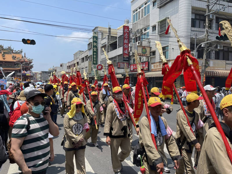 大甲媽遶境雖未經過南投縣，但是每年都有不少南投縣民選擇中途加入進香隊伍，跟著走1天或半天。圖為去年南投縣民中途加入隊伍所拍的盛況。（民眾提供）