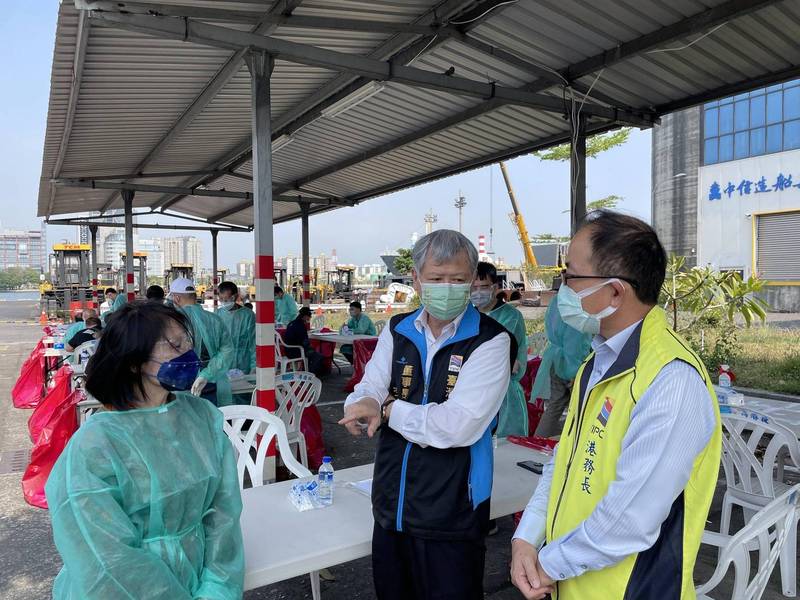 台灣港務公司董事長李賢義（中）視察快篩作業，要求落實清消與管控防疫安全距離。（高雄港務分公司提供）