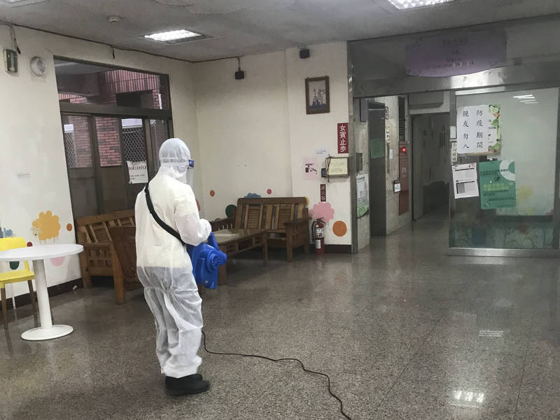台南長榮大學1名學生今確診，校方趕緊進行校園環境消毒作業，全校改採線上授課至10日。（記者萬于甄翻攝）