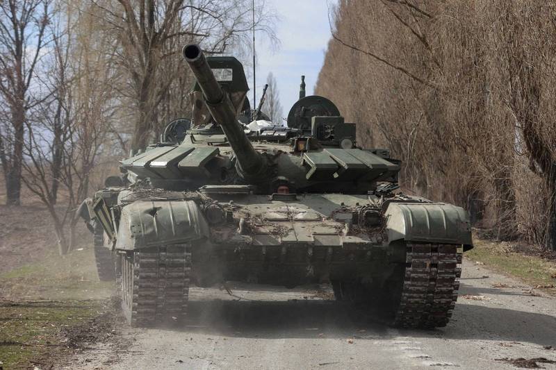 烏克蘭駕駛擄獲的俄軍T-72戰車。（路透）