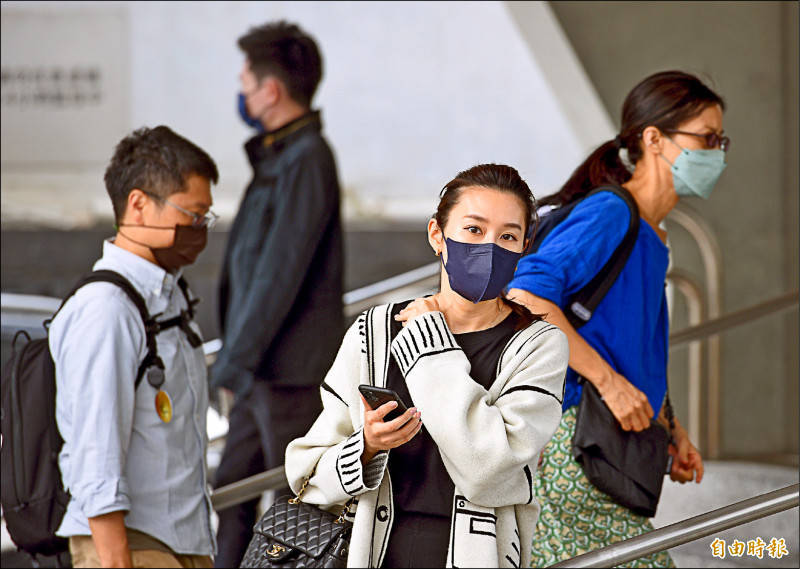 台灣本土疫情持續延燒，民眾外出需多加留意，口罩戴好戴滿，避免群聚活動。（記者羅沛德攝）