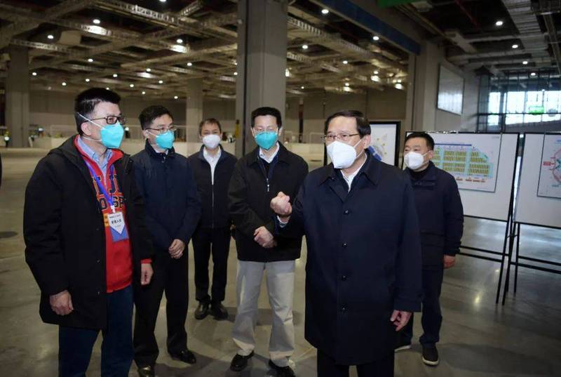 上海市委书记李强（右二）5日到国家会展中心察看方舱医院设计方案和建设进度。（图撷取自上海市卫生健康委员会）(photo:LTN)