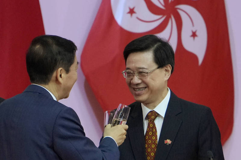 传中共中央认定香港政务司长李家超（右）为下任香港特首的不二人选。（美联社）(photo:LTN)