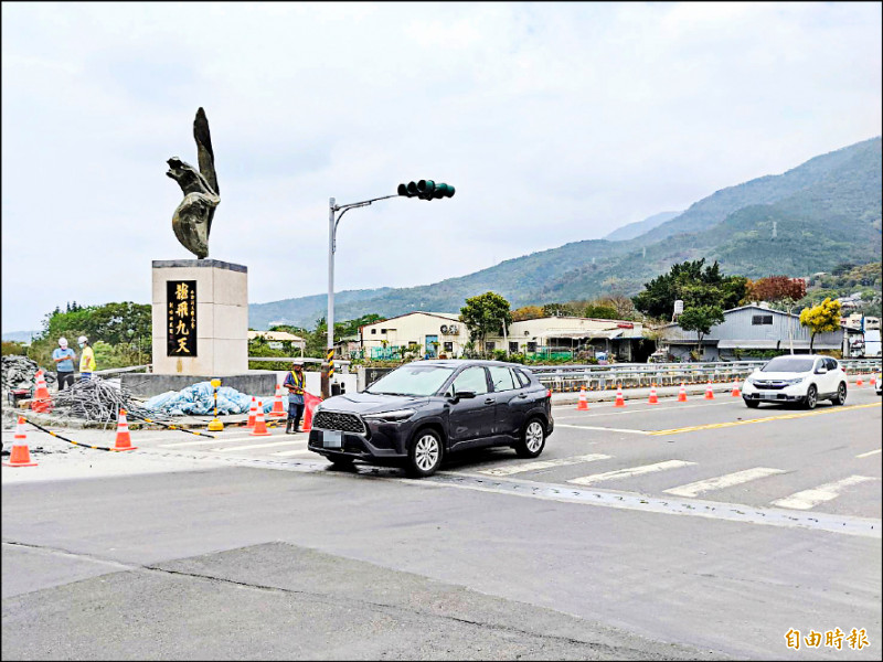 台16線南投水里中山橋頭路面顛簸，訂4月7日至22日整修，屆時將縮減車道，採「半半施工」交管。（記者劉濱銓攝）