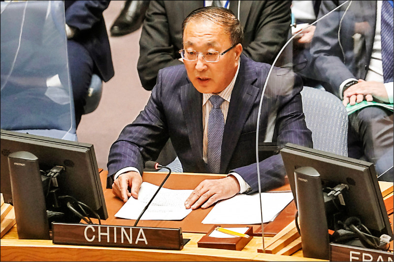 中國常駐聯合國代表張軍五日首次針對烏克蘭布查大屠殺事件表態，聲稱平民死亡的相關影像和報導「非常令人不安」，但也堅稱必須查核實際情況，任何指控必須根據事實。（美聯社檔案照）