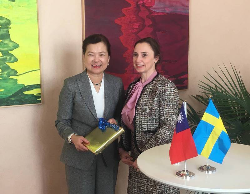 「台灣–瑞典國會議員協會」主席歐柏莉（Boriana Aberg，右）將率團來台訪問。圖為歐柏莉2019年與時任經濟部次長的王美花合影。（取自瑞典代表處臉書）