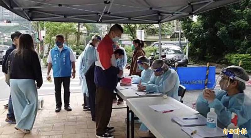 基隆市安樂區今天發送快篩試劑，領取民眾很踴躍，有的里半個小時就發完了（記者盧賢秀攝）