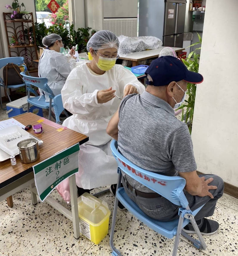 桃園市在65歲以上長者（原住民為55歲以上）無論是第一、二或三劑的疫苗覆蓋率遙遙領先六都、甚至全國。（桃園市衛生局提供）