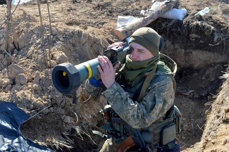 乌克兰军队23日在哈尔科夫使用美制单兵反坦克武器「FGM-148标枪飞弹」（FGM-148 Javelin）。（法新社档案照）(photo:LTN)