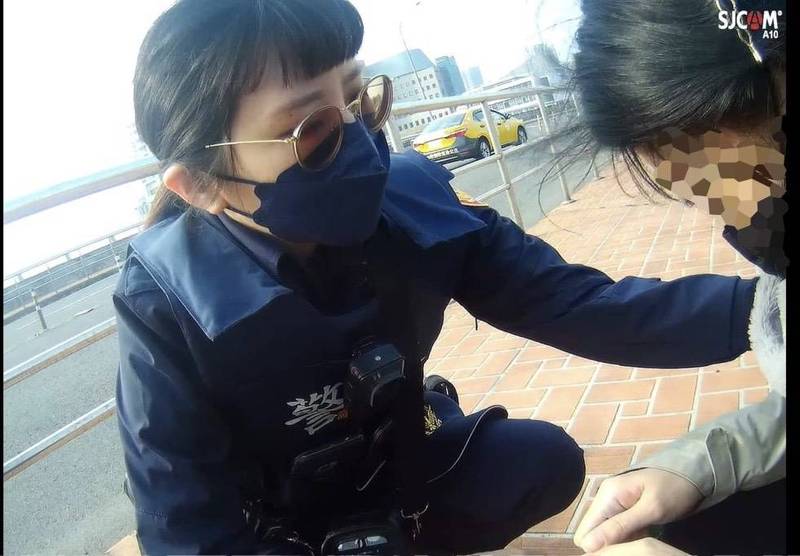 士林警分局蘭雅所警員方康禔、許晉銘獲報，火速趕到安撫王女。（記者王冠仁翻攝）