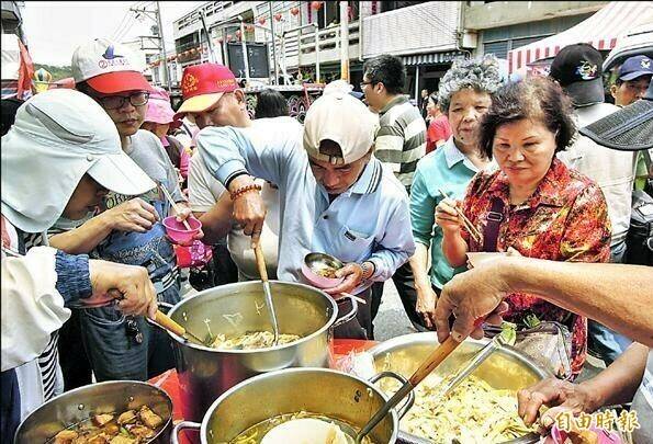 因應疫情，苗栗縣通霄四庄媽萬人吃飯擔改為取餐。（資料照，記者蔡政珉攝）