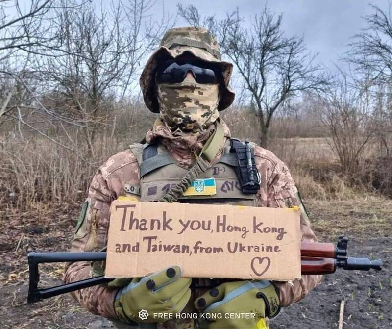 近日推特上瘋傳一張烏克蘭士兵手拿標語感謝台灣的照片，讓許多台灣網友直呼「烏克蘭加油，祝早日收復失土，並贏回真正的和平」。（圖取自推特）