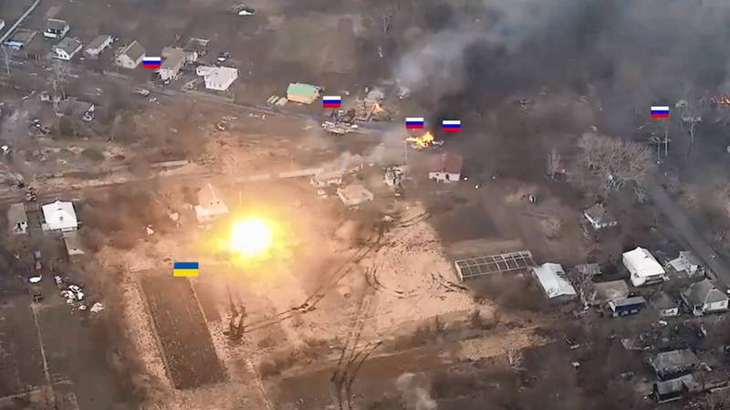 烏克蘭埋伏得宜的T-64主力戰車，成功擊中了俄軍一輛BTR-82A裝甲運兵車。（圖擷取自@Arslon_Xudosi推特）