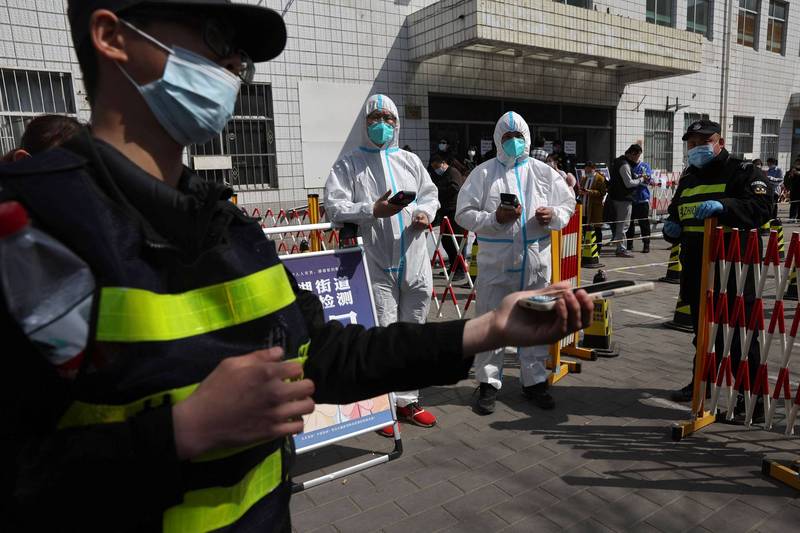 中國武漢肺炎疫情近日迅速升溫，據中國國家衛生健康委員會指出，昨日新增本土病例1284例，以及2萬1711例無症狀感染，單日新增本土案例近2.3萬例（2萬2995例）。（路透）