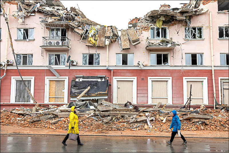 乌克兰北部城市切尔尼戈夫的「乌克兰饭店」（Hotel Ukraine）在战火中被毁。（路透）(photo:LTN)