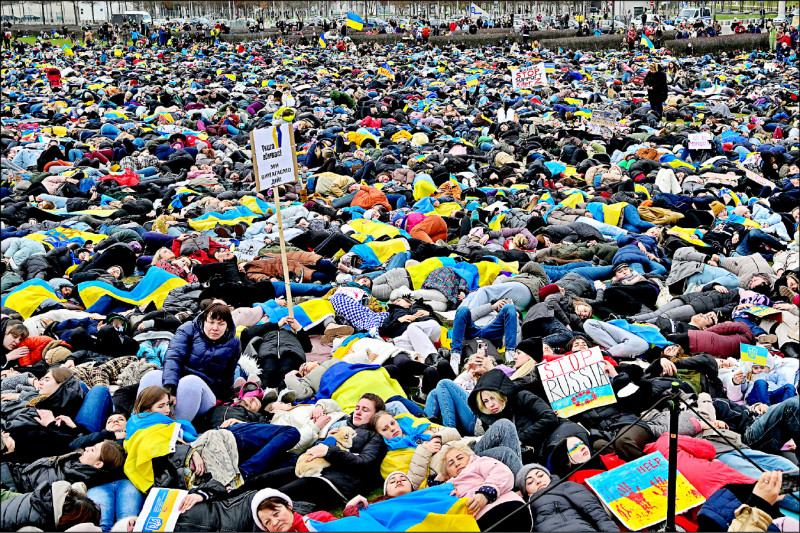 俄罗斯军队屠杀乌克兰平民的暴行证据一一浮现，欧洲多地6日均出现示威活动。德国民众在柏林国会下议院联邦议院前广场，高唿「停止承诺，开始行动」口号，要求立刻对俄实施禁运、禁止俄国油气煤炭进口，并模拟已死的「躺倒（die-in）」抗议。（法新社）(photo:LTN)