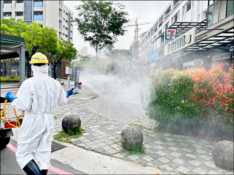 台南市昨日新增五例確診個案，相關足跡點已完成清消。（南市府提供）