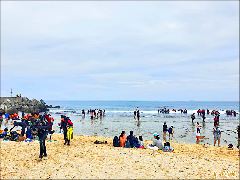 小琉球潮間帶在清明連假期間吸引許多遊客。（記者陳彥廷攝）