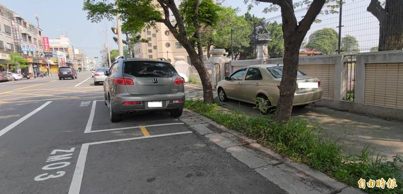 彰化又見霸王車！和美彰美路的收費停車格明明還有位置，但轎車還是把車停在人行道。（記者劉曉欣攝）