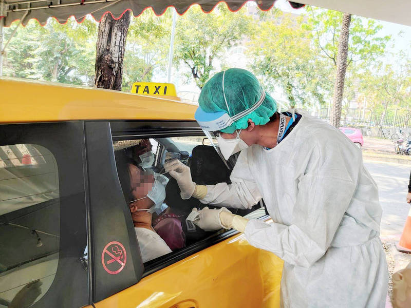 高雄同盟公園社區篩檢站提供車來速、免下車服務。（高醫提供）