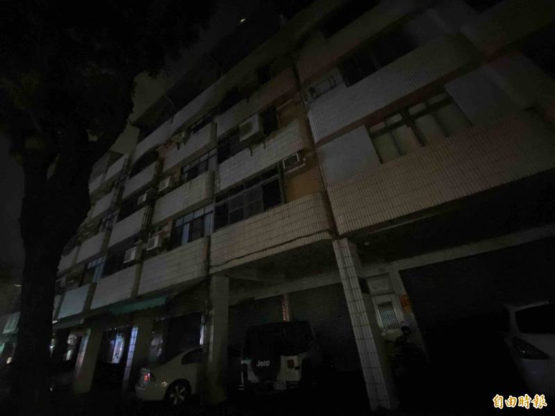 三民區晚間突然多處停電，連路燈也不亮。（記者許麗娟攝）
