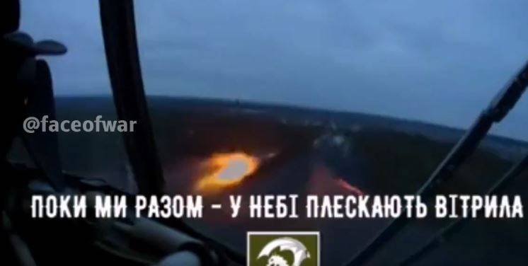 一段烏克蘭攻擊直升機連續發射飛彈襲擊俄軍地面縱隊的影片今（8日）日曝光，猶如打電動第一人稱的視角讓人看的熱血沸騰。（圖取自推特）