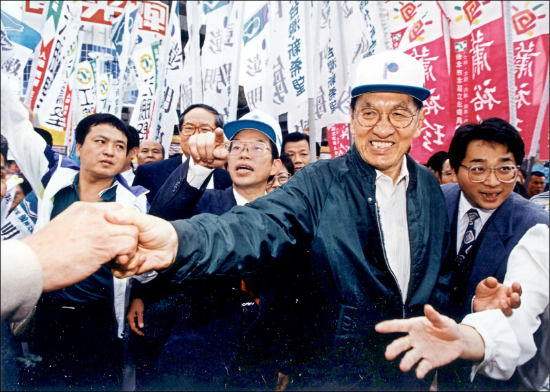 有「台獨教父」之稱的彭明敏，一九六四年起草「台灣人民自救運動宣言」，被迫流亡海外二十多年，並在一九九○年代台灣民主化後返國，投入九六年首屆總統直選。（資料照）